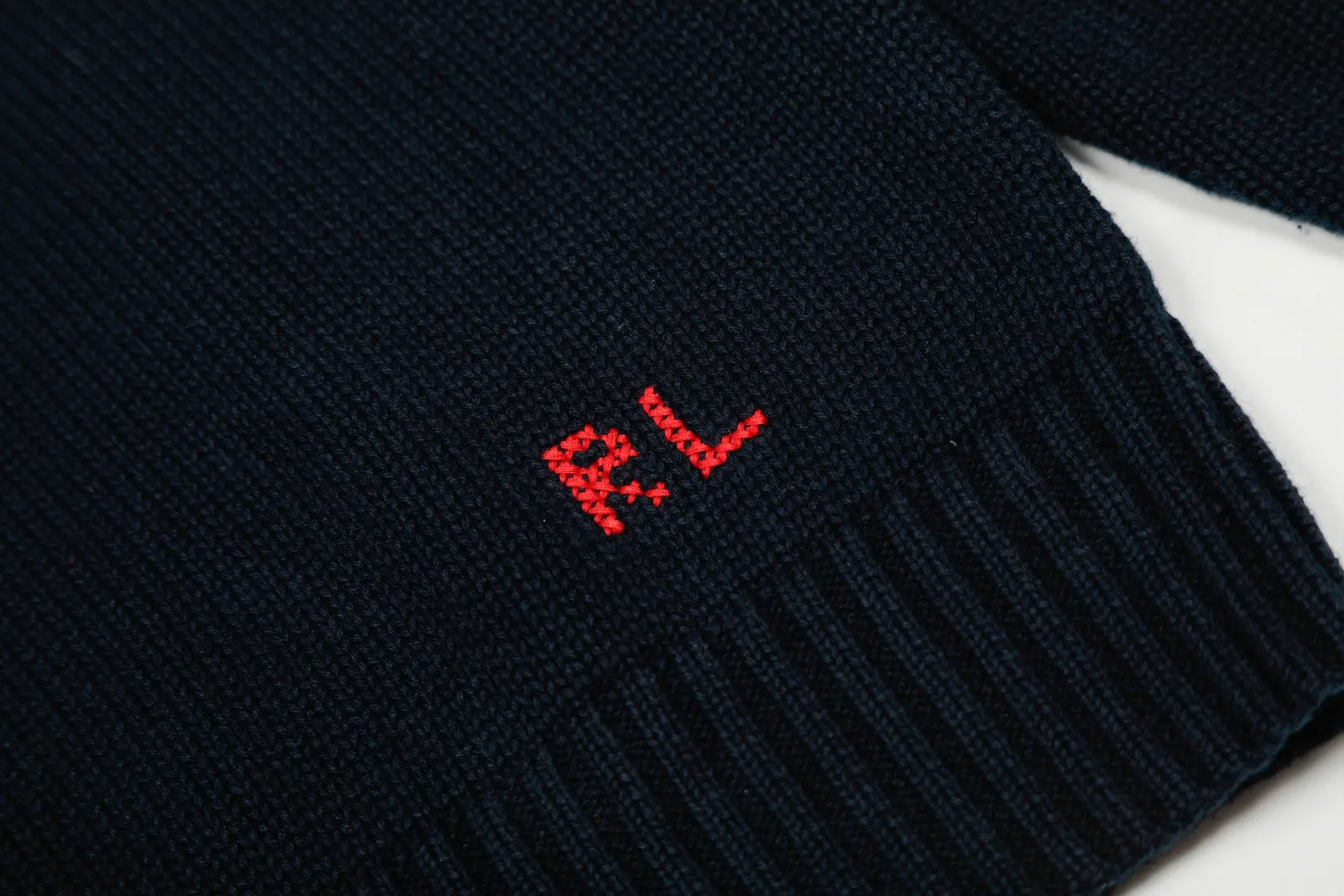 P470 top quality" Style number: DS881# (not off the shelves all year round) [Ralph Lauren Heavy Industry Bear Classic Car Autumn and Winter Couple Knitted Round Neck Sweater] ✅Ralph Lauren Ralph Lauren Classic Basic Bear Heavy Craftsman Same Style Knitted Sweater for Men and Women Couples ✅Main supplier platform live broadcast Wholesale entity Replenish if out of stock Not off the shelf ✅ZP quality 1:1 version Scan the code to enter the GF website Counter quality ✅Detailed quality is the only one in Guangzhou Imported quality cotton yarn, focusing on high-end, cost-effective, good quality needless to say. ✅The version is restored to the original. The maximum size can be worn up to 190 pounds. Loose, comfortable and stress-free. ✅The upper body is simple and easy to match. A must-have for male gods. Good-looking clothes are never picky. A must-have for couples. Recommended for wardrobe. Size: S-XL Color: Navy